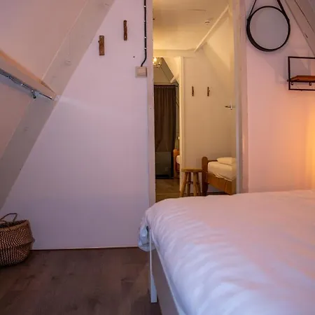 Boshuisje Met Zwembad Op Het Park 샬레